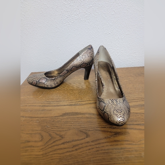 #7 Anne Klein iFlex Gold Snake Skin Round Toed Pump 8.5M - Picture 2 of 11